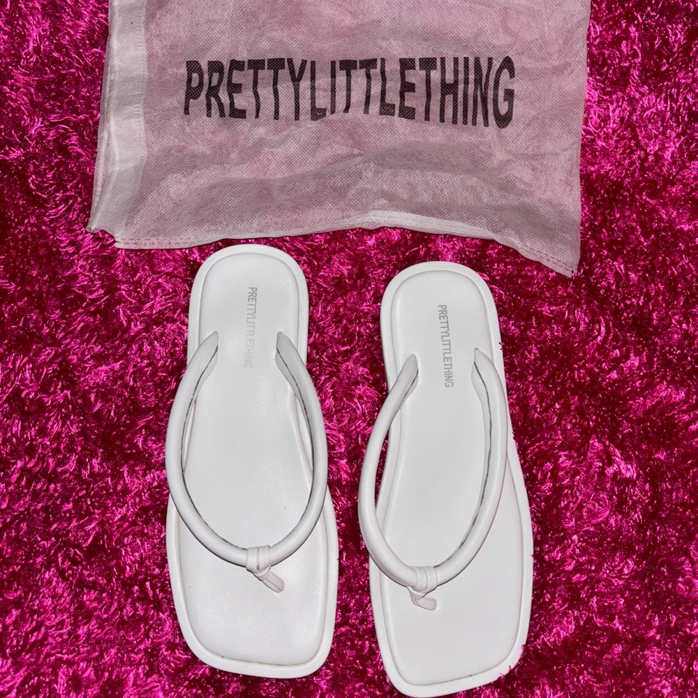 PRETTY LITTLE THING LEATHER FLIP FLOPS 🤍🖤